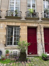Courtyard c’est tree bon pour un verre de vin!