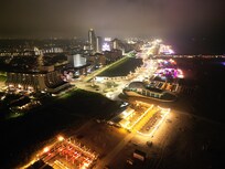 Hotel und Strand bei Nacht