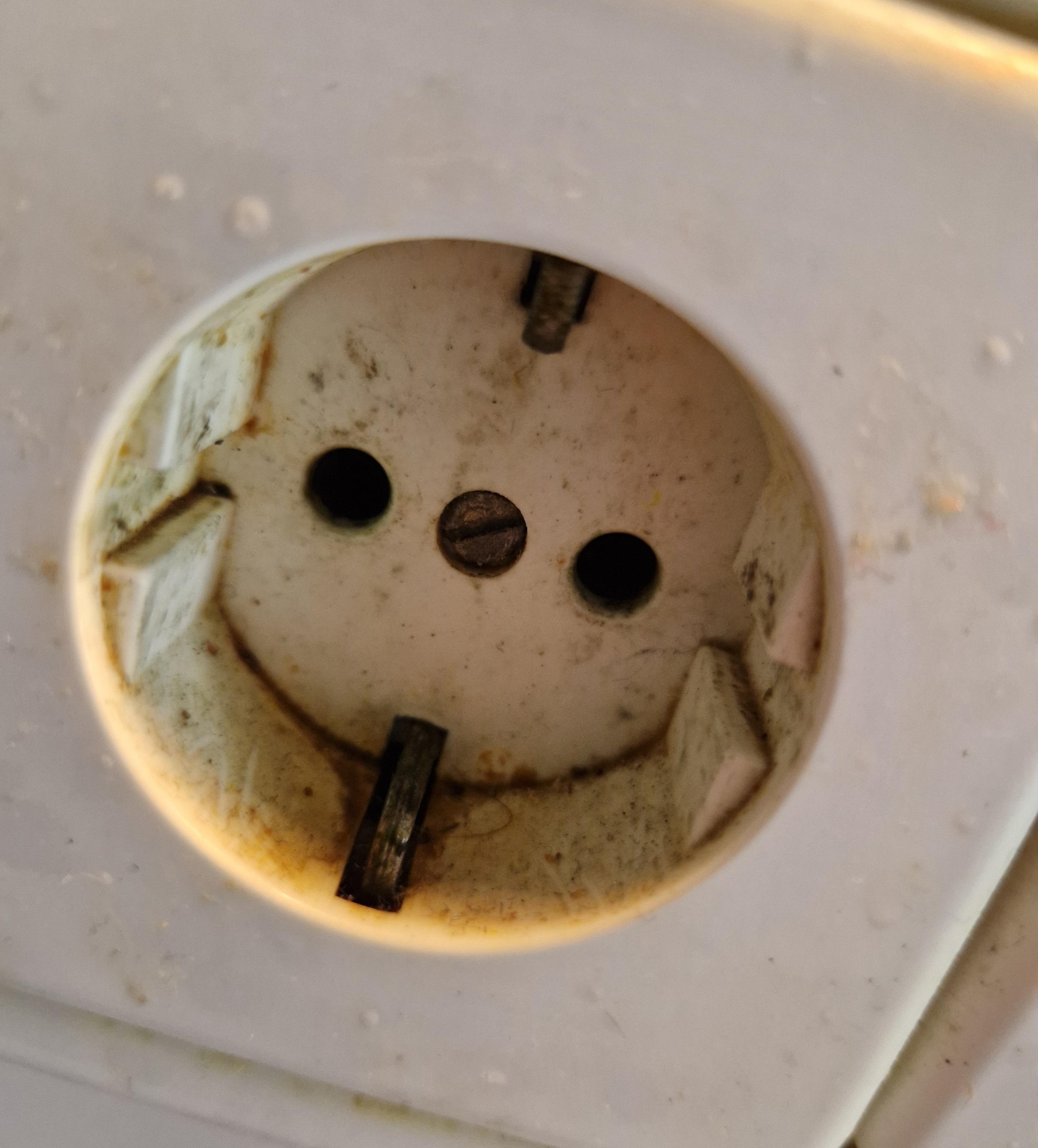 Belag auf eine Steckdose