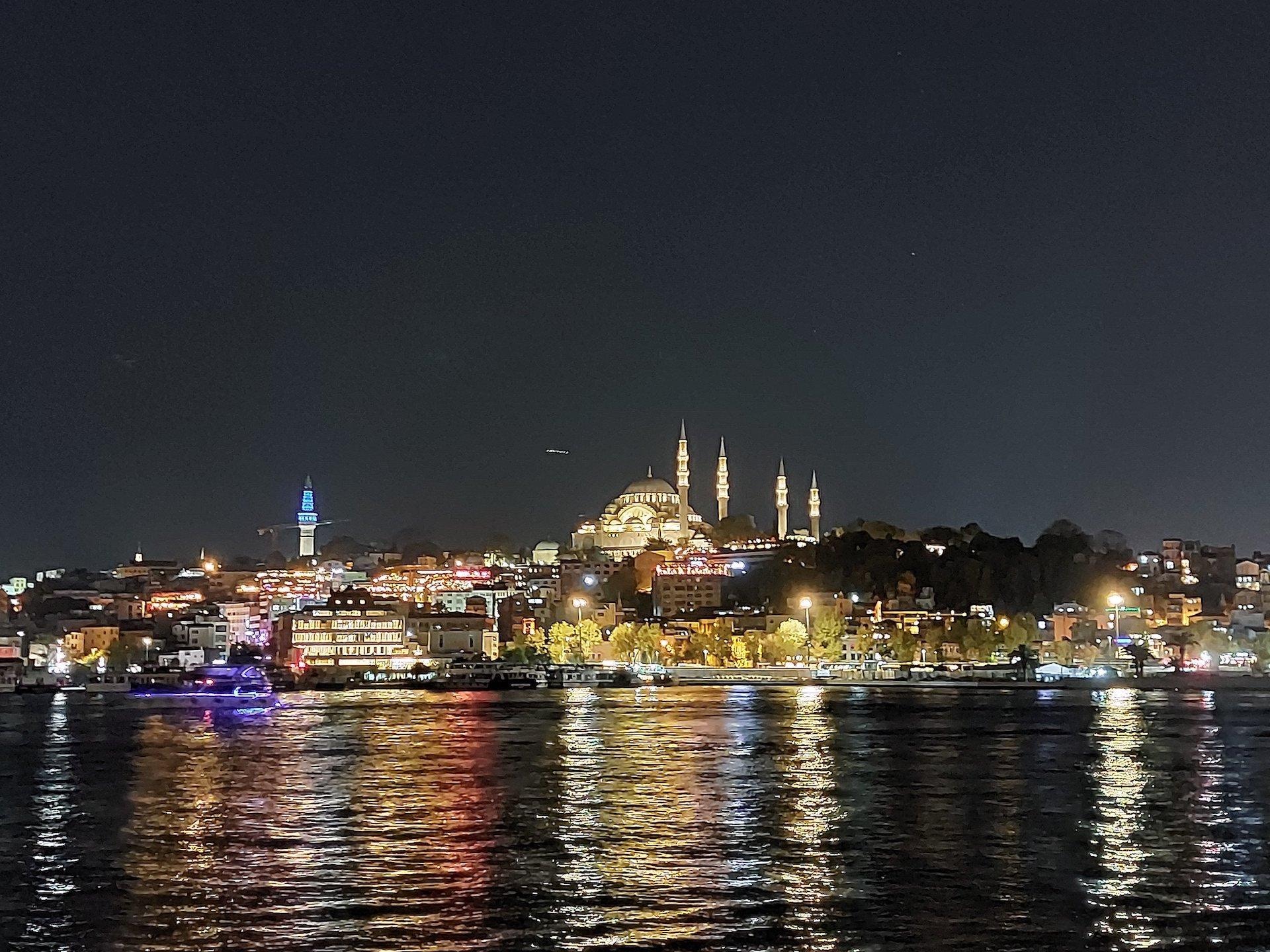 Vue devant l'hôtel et du restaurant le soir