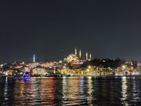 Vue devant l'hôtel et du restaurant le soir