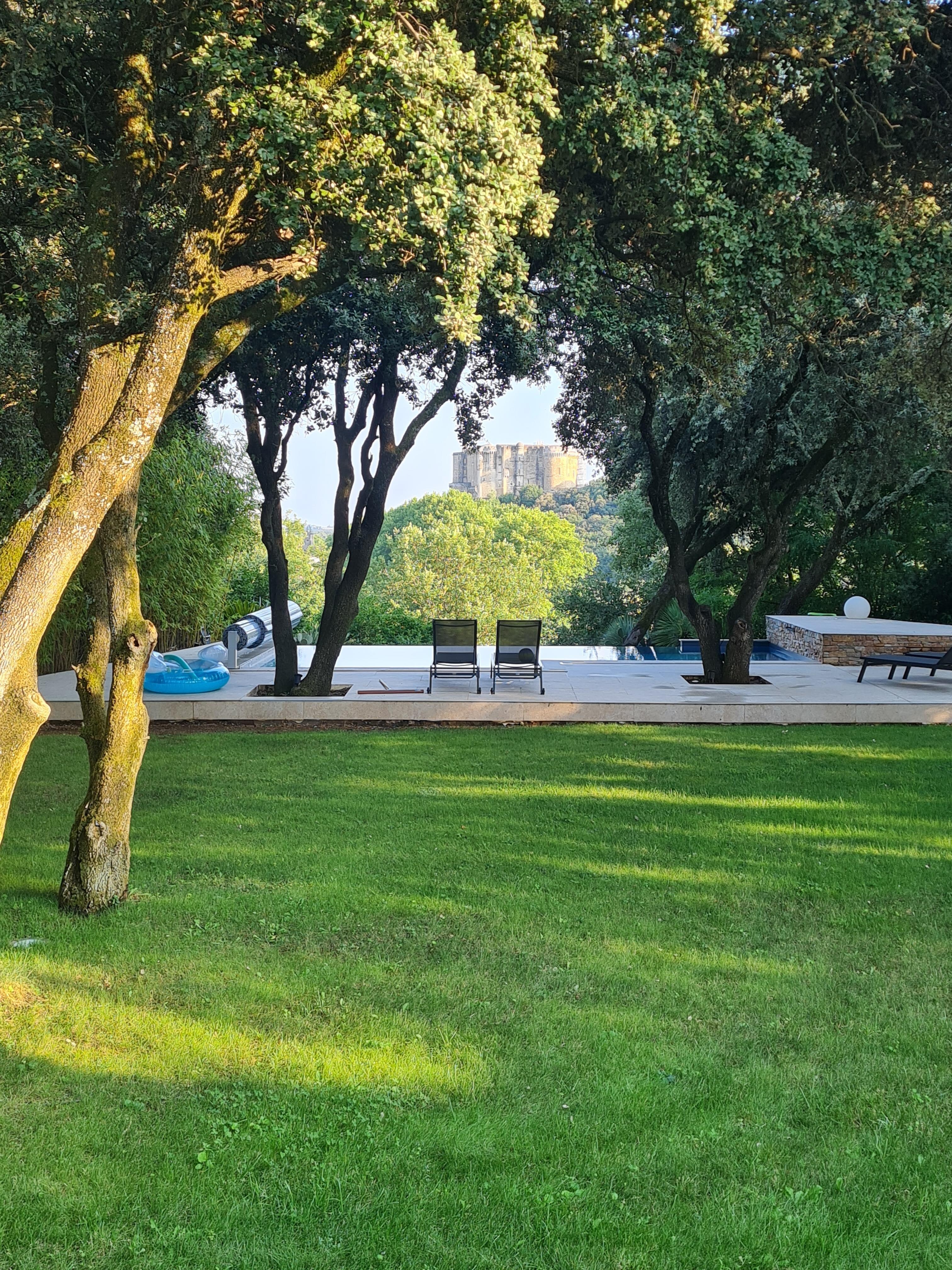 Un jardin impeccable et une vue magnifique sur le beau château du village 