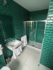Room 5 bathroom