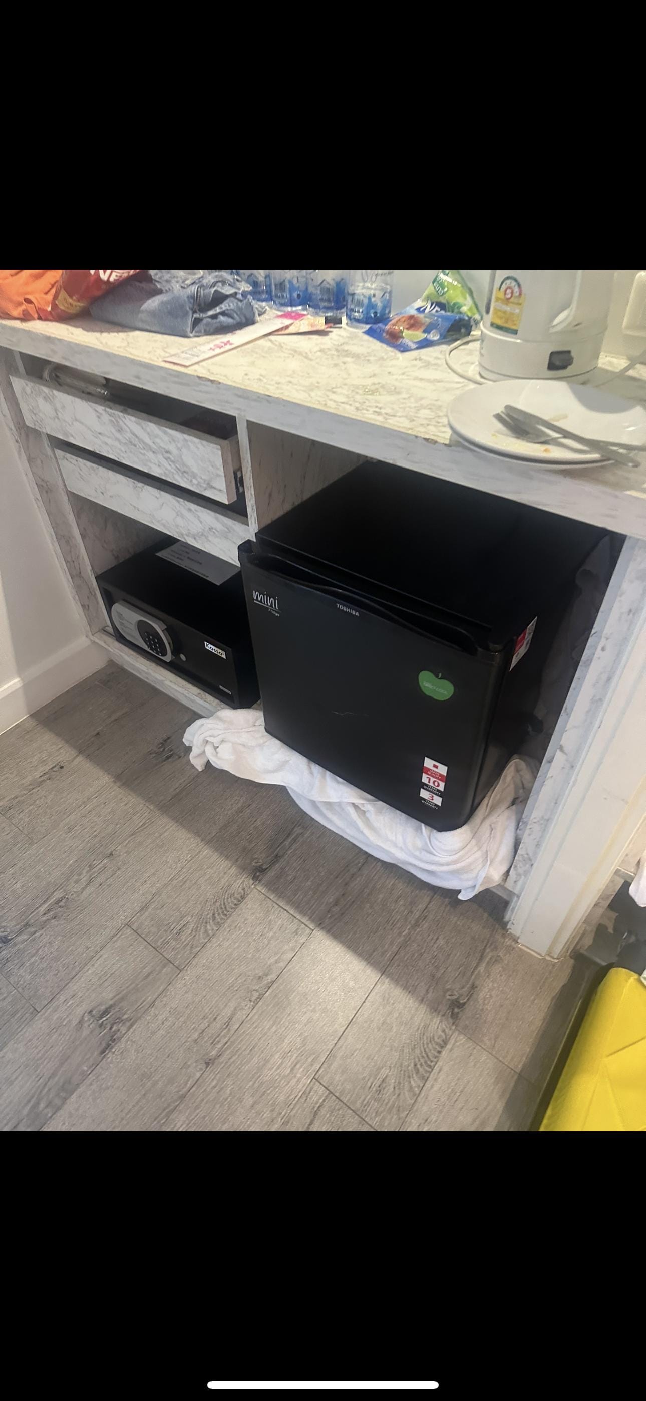 Direckt hinterm Kühlschrank war eine große öffnung, wo die Ratten durchkamen. Mussten das mit unseren Klamotten abdichten, haben unsere Sachen am Ende auch dort gelassen und nicht mitgenommen. 