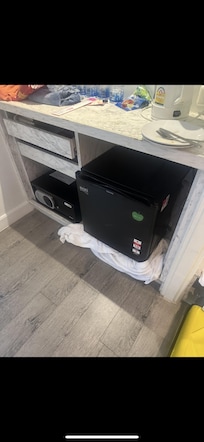 Direckt hinterm Kühlschrank war eine große öffnung, wo die Ratten durchkamen. Mussten das mit unseren Klamotten abdichten, haben unsere Sachen am Ende auch dort gelassen und nicht mitgenommen.