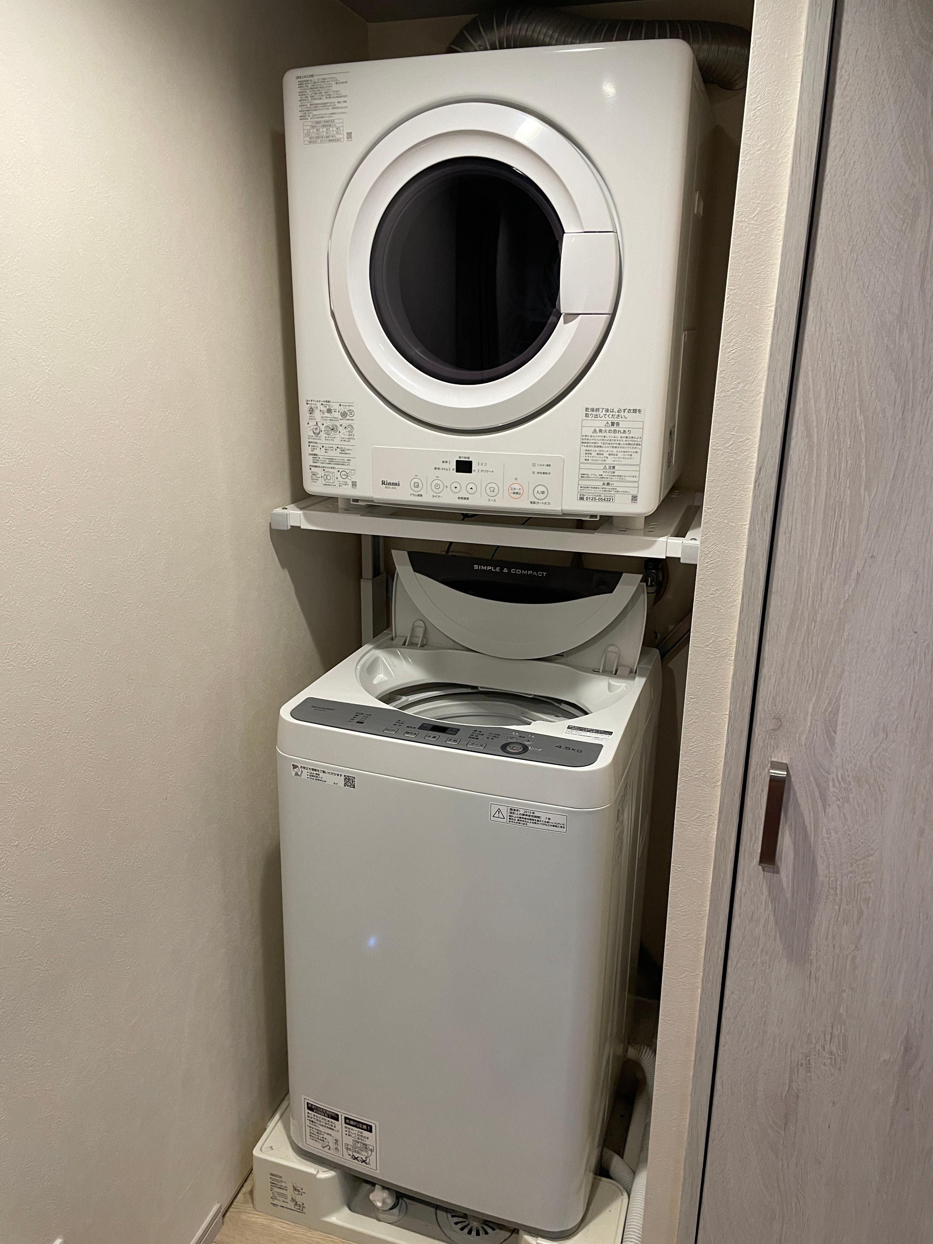 洗剤はフロントで100円で販売してます。乾燥機は無料で長期滞在者はとても助かります