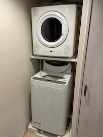 洗剤はフロントで100円で販売してます。乾燥機は無料で長期滞在者はとても助かります