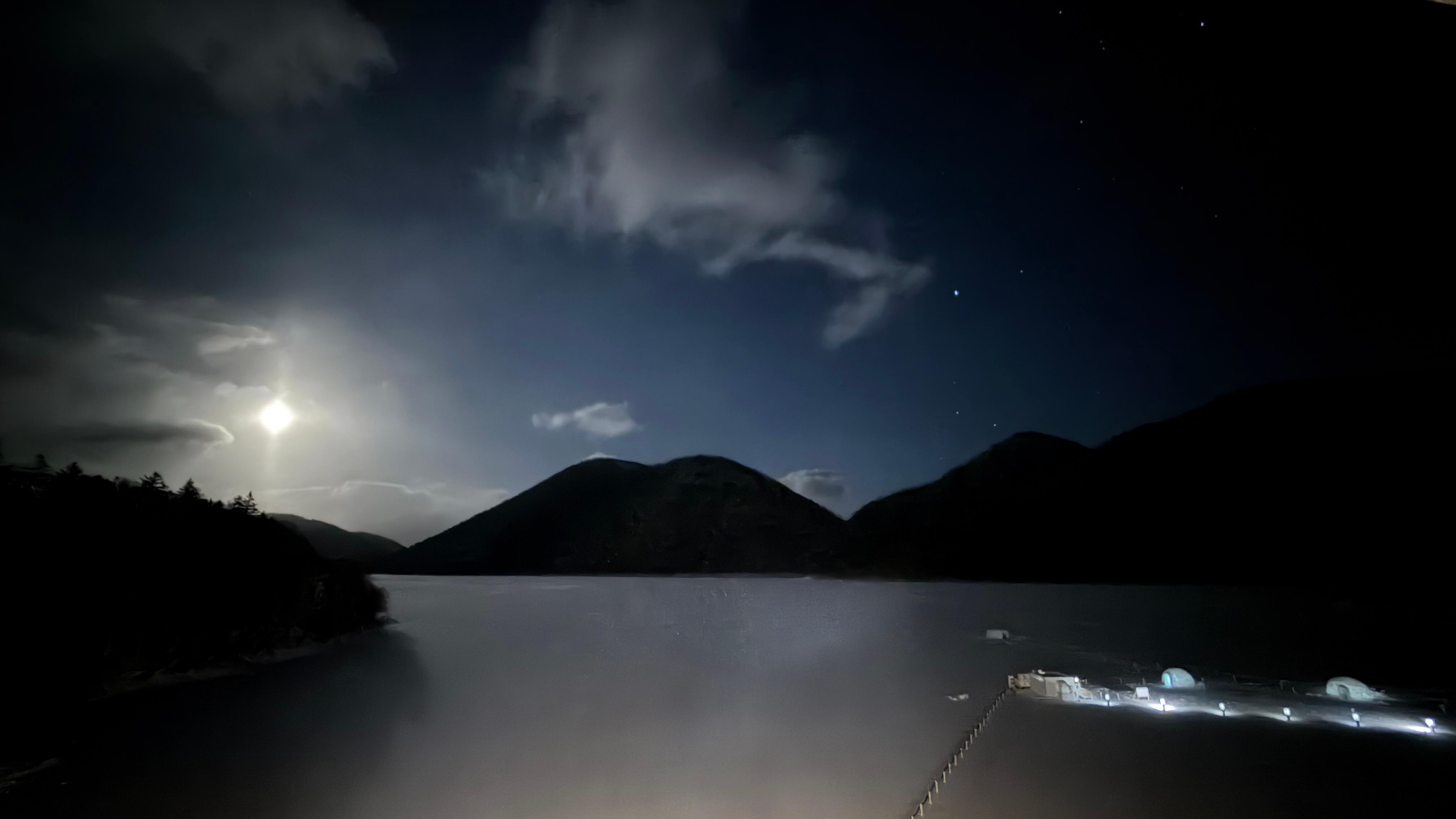 모든 방은 호수 뷰로 알고 있습니다.