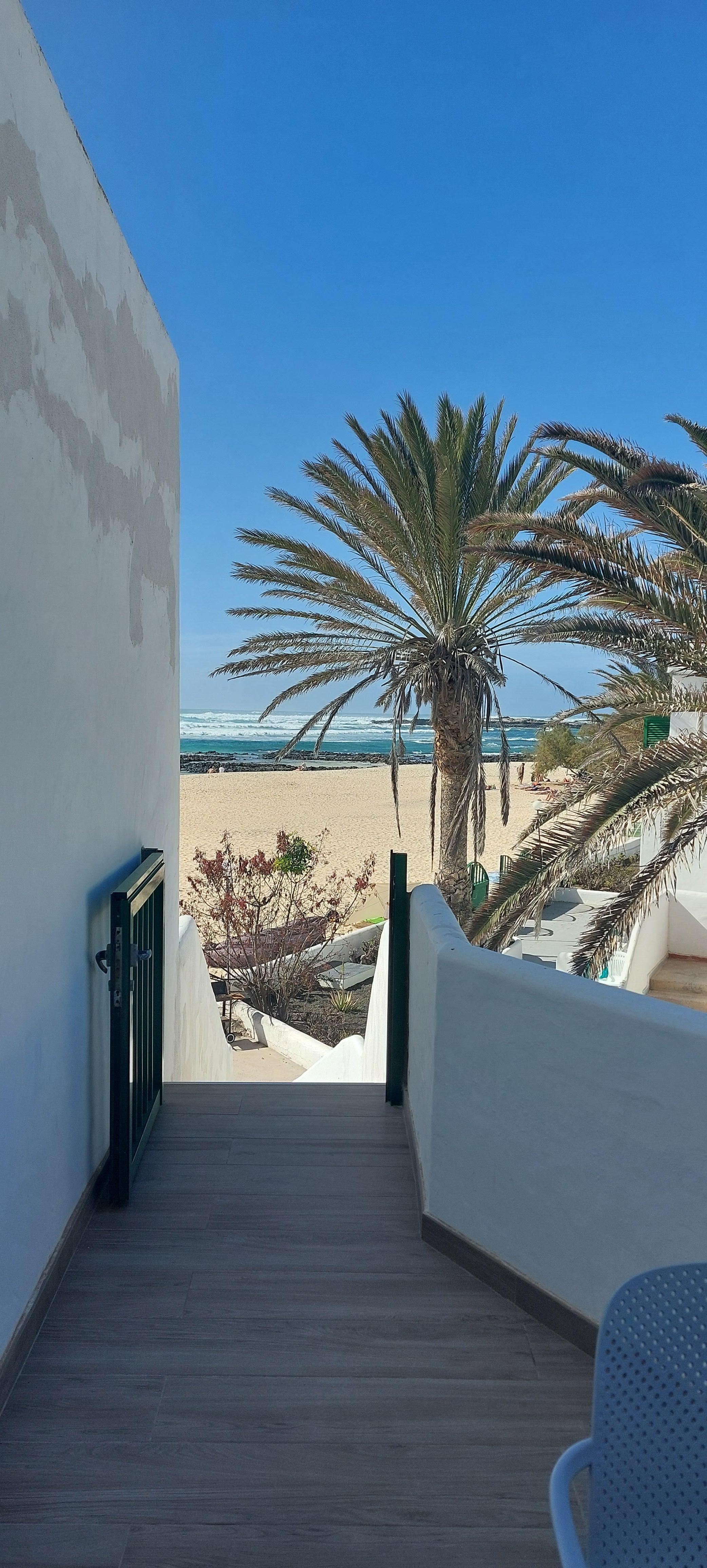 dit is de toegang tot het appartement en het uitzicht....ligt aan de zijkant van het gebouw