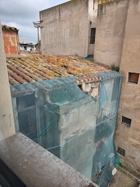 Voici la vue de notre chambre No 46 la pire de l'hôtel, avec en plus le reveil au marteau piqueur