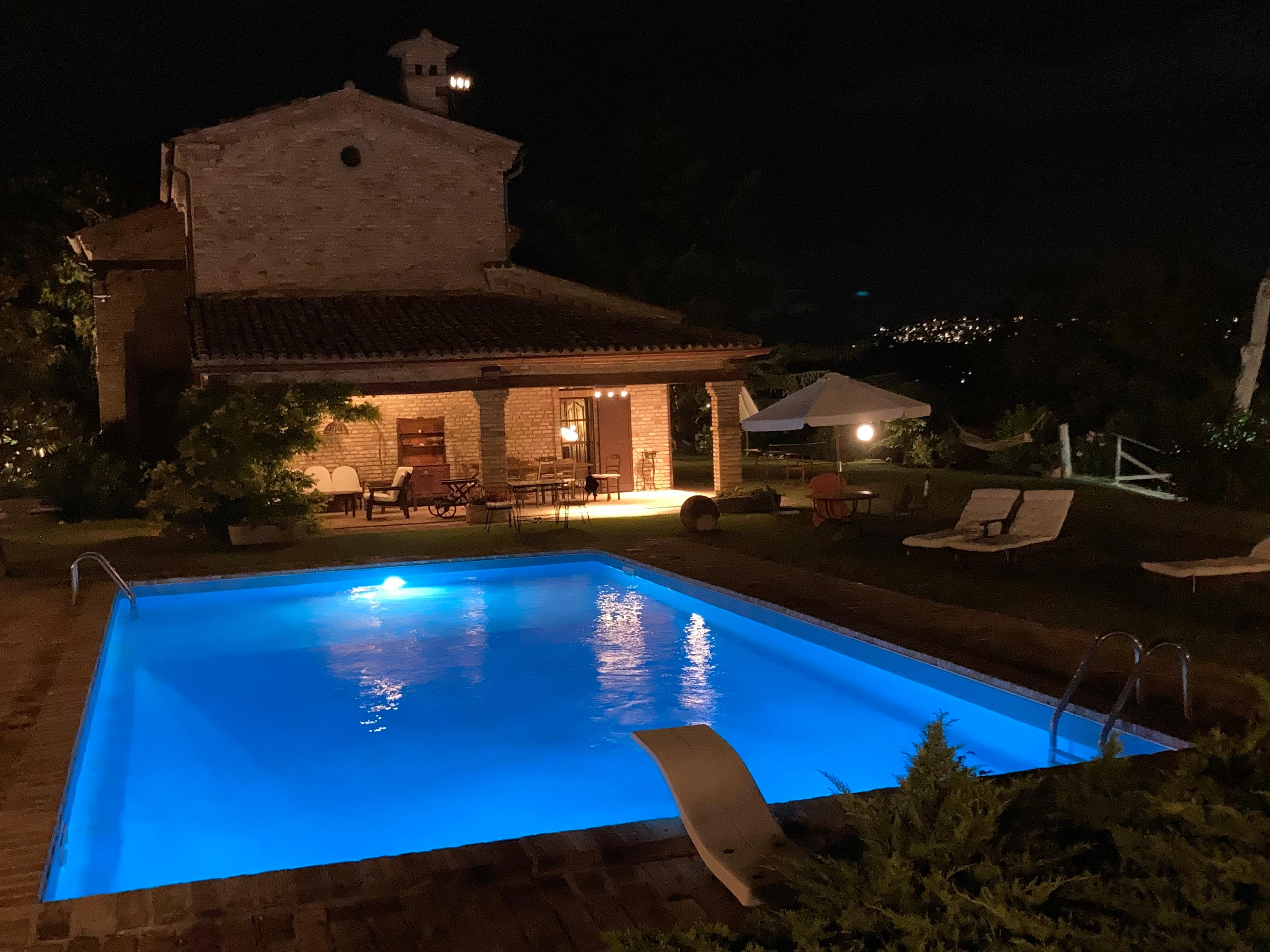 Zwembad en huis in de avond