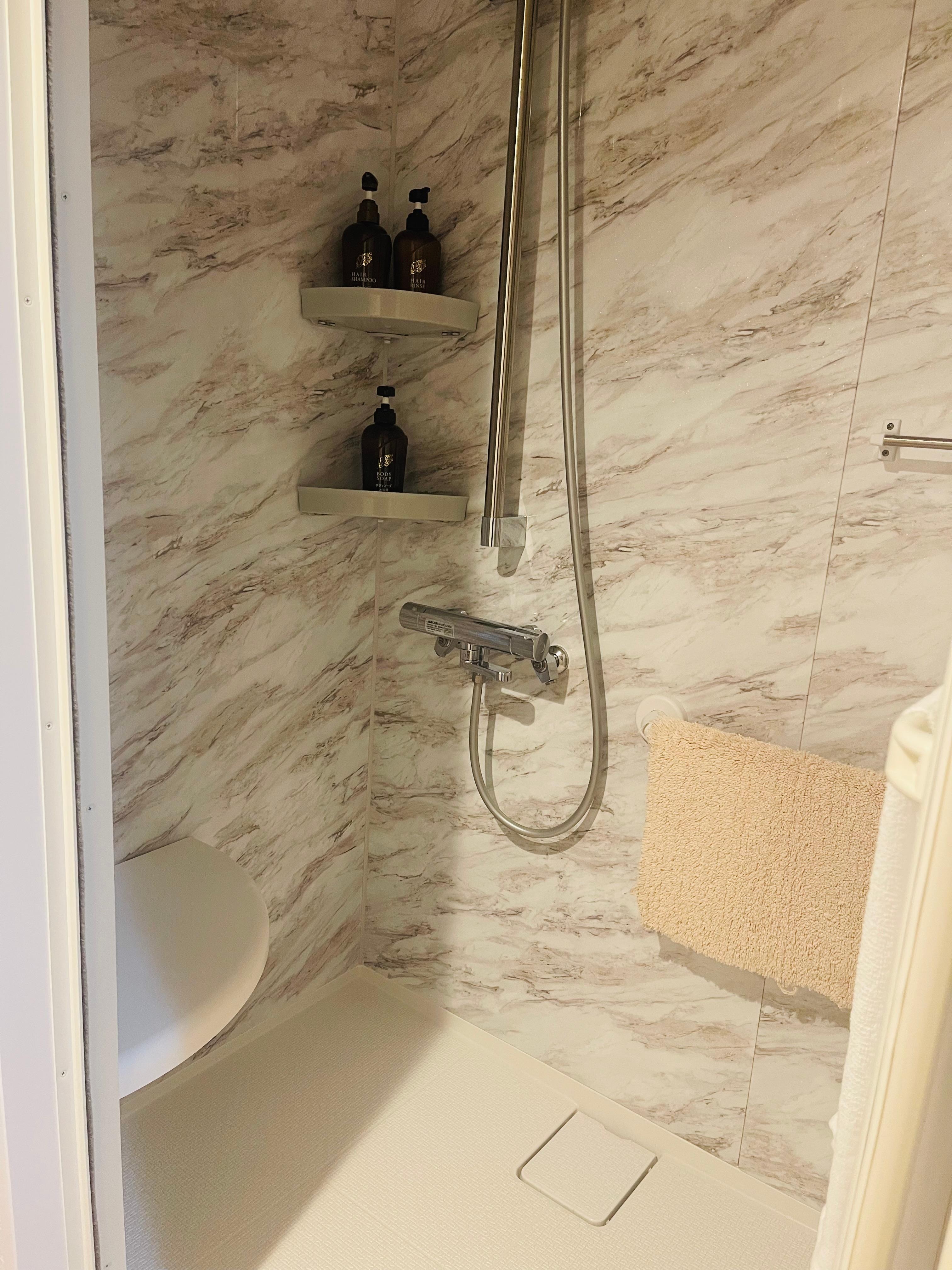 淋浴間有椅子可以坐