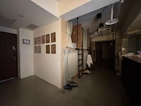 狹長的上下鋪房間