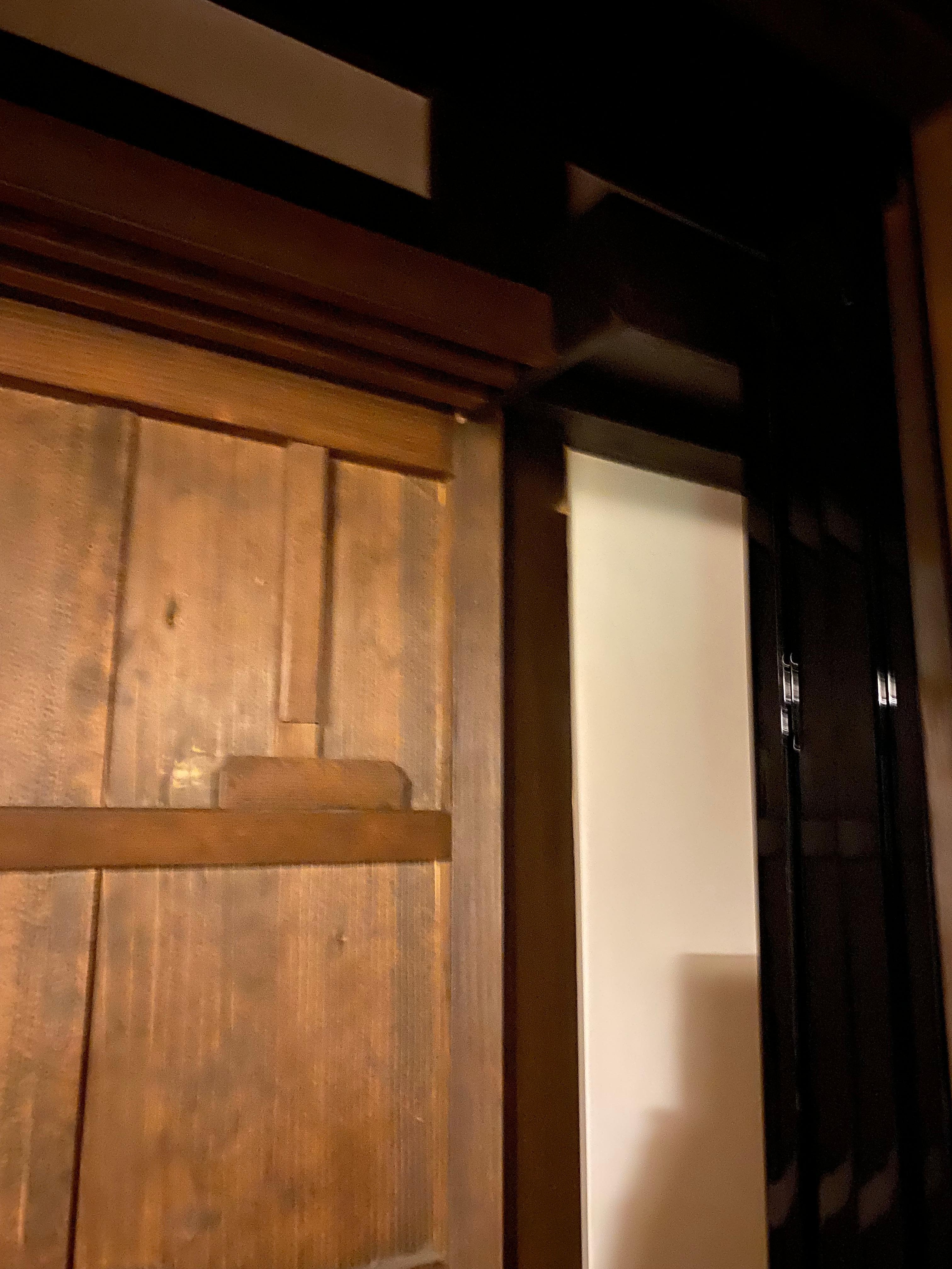 若い方はあまり見たことのない雨戸の鍵です。