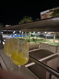 Una copita en la terraza mirando al mar!