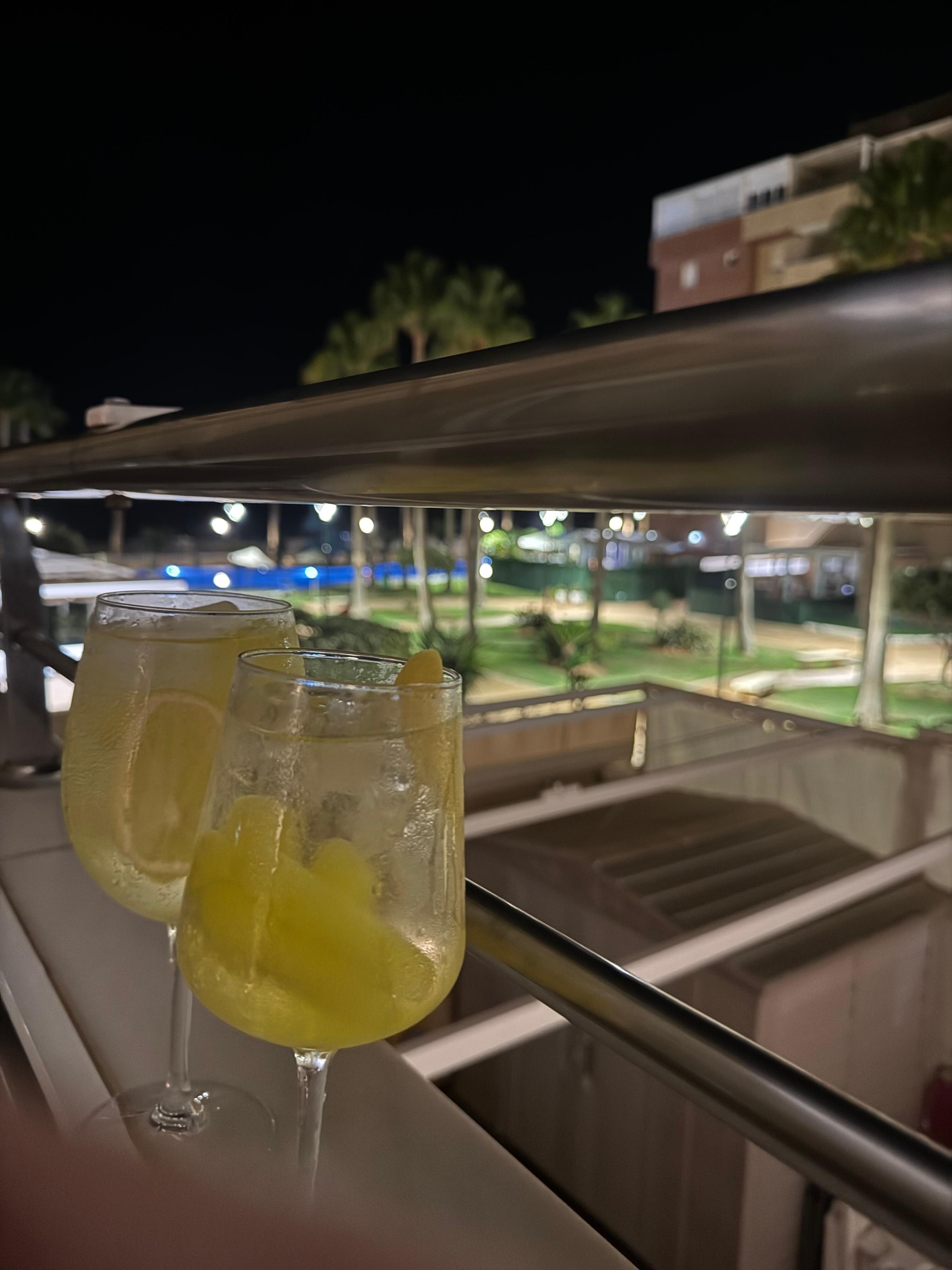 Una copita en la terraza mirando al mar!