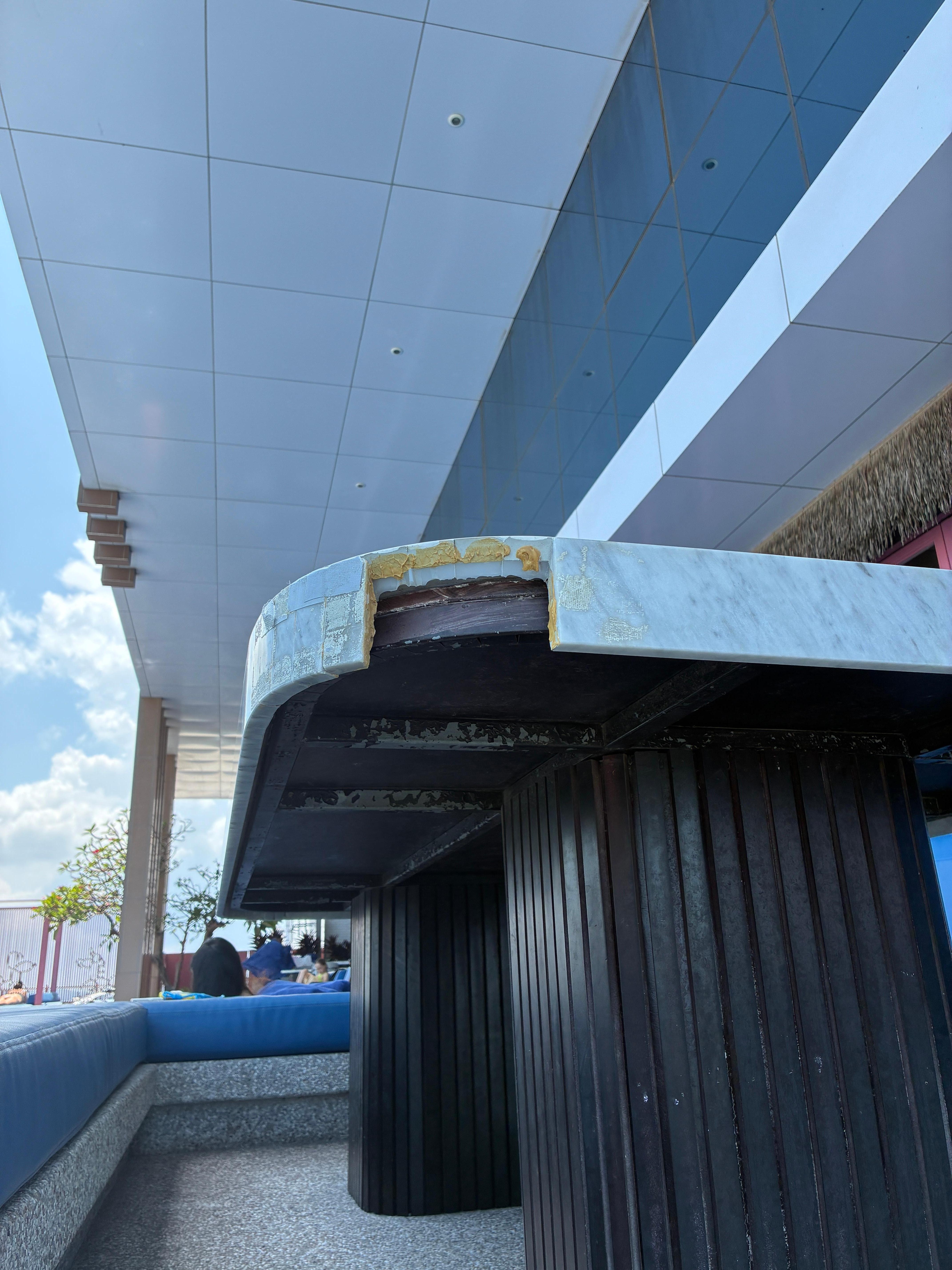 This is listed as a 5 star hotel. I beg to differ. 