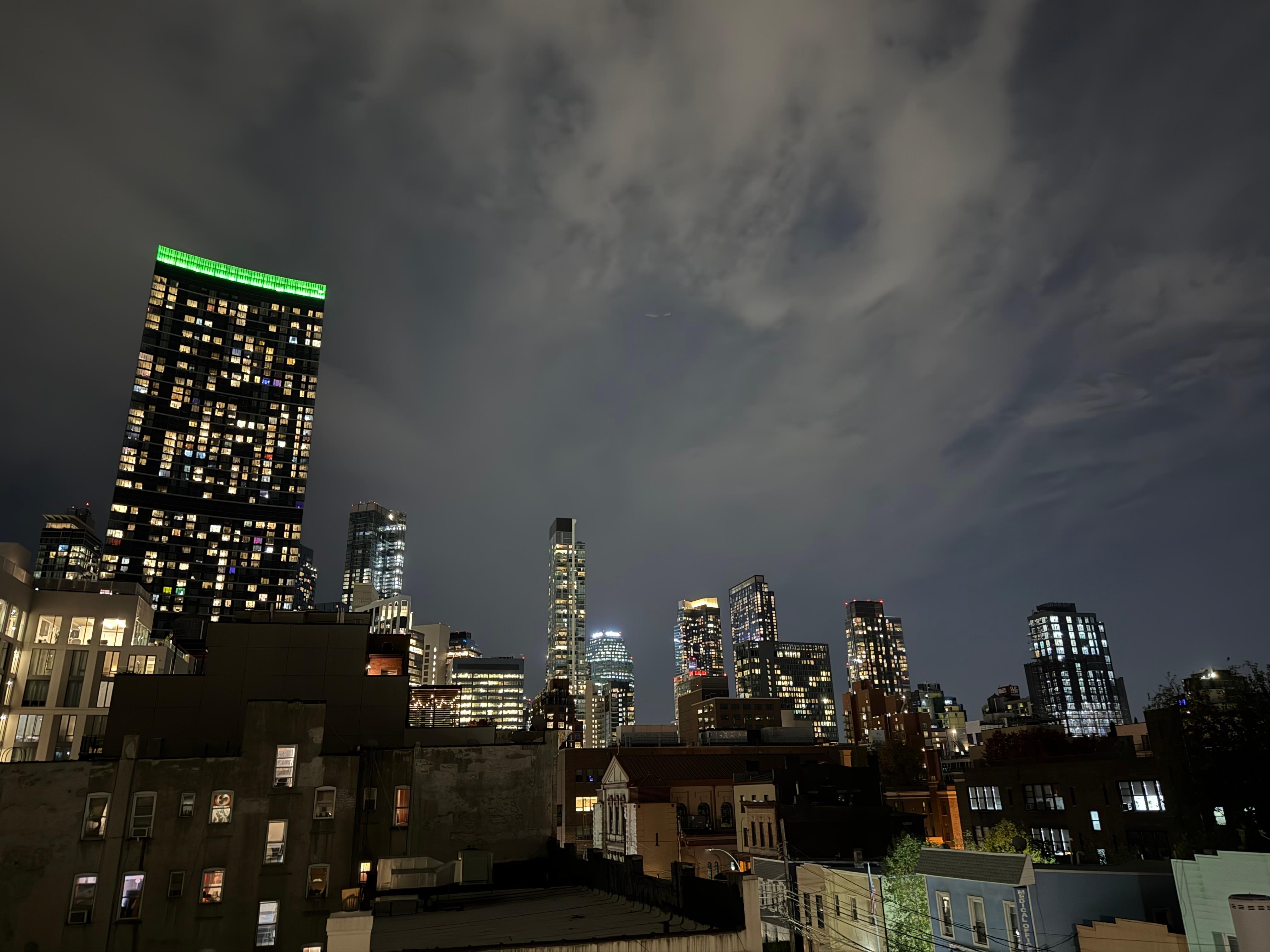 Fin utsikt fra rommet med balkong.