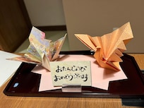 ケーキを頼んだら、メッセージと共に可愛らしい鶴をおってくださってました。