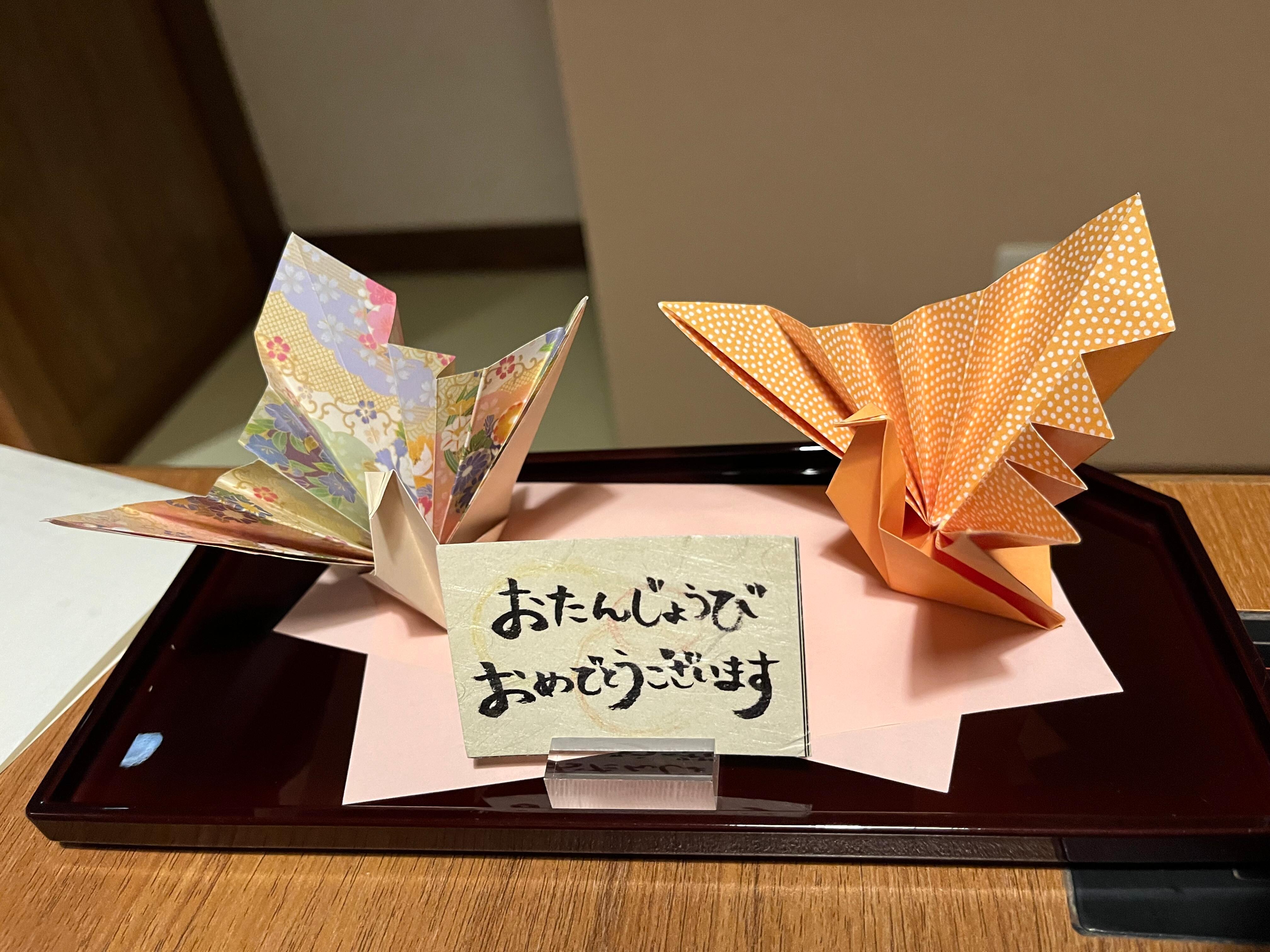 ケーキを頼んだら、メッセージと共に可愛らしい鶴をおってくださってました。