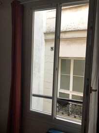 Blick in den Hinterhof zur Lüftung des Nachbar Restaurantes.