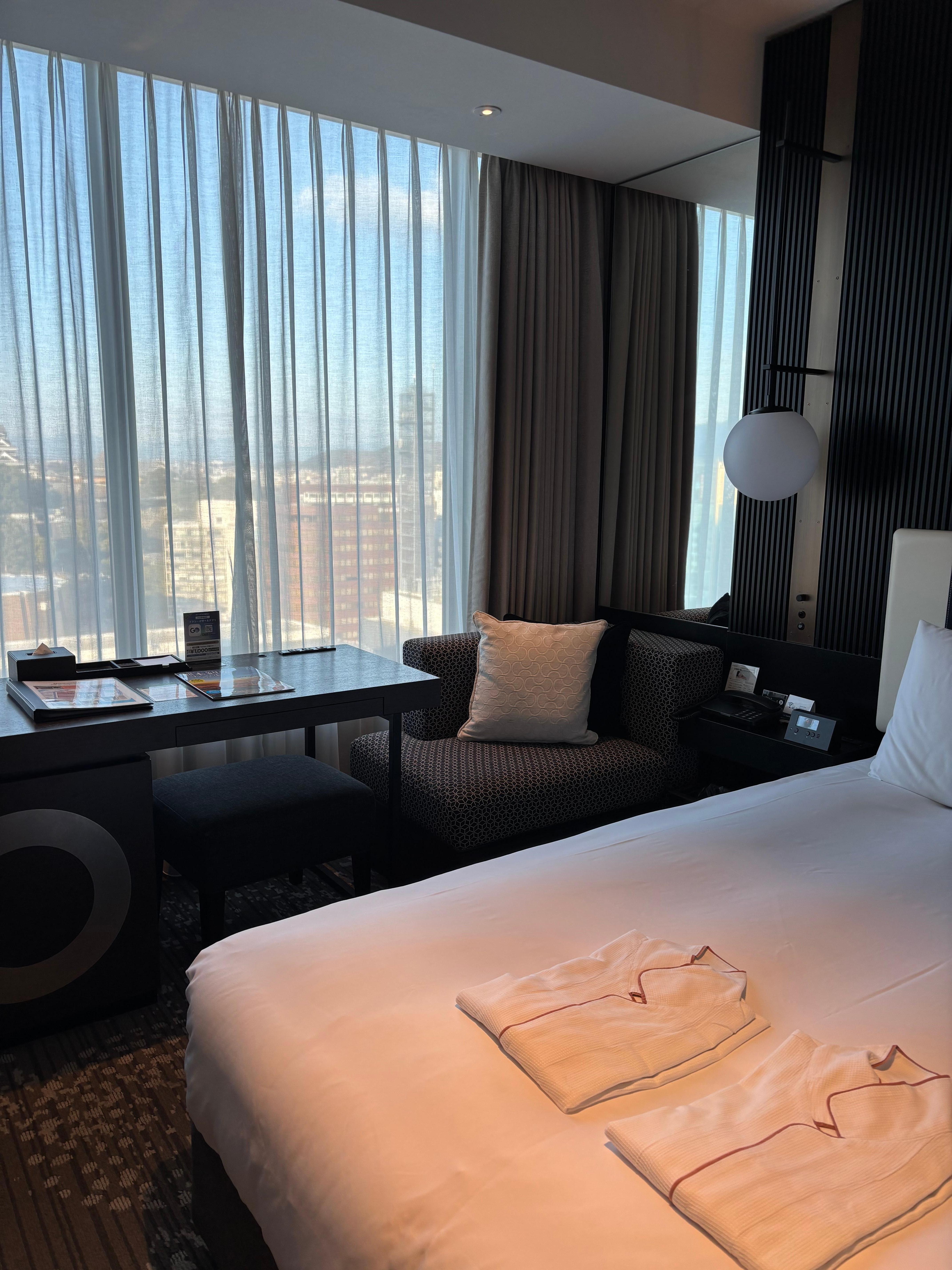 キングサイズの大きなベッド、窓からは正面に熊本城が望めます