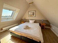 Eines der beiden weiteren Schlafzimmer im Dachgeschoss