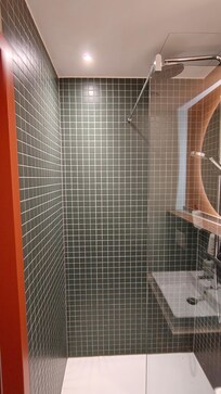 Das Glas an der Dusche hat nichts gebracht das Wasser war überall.