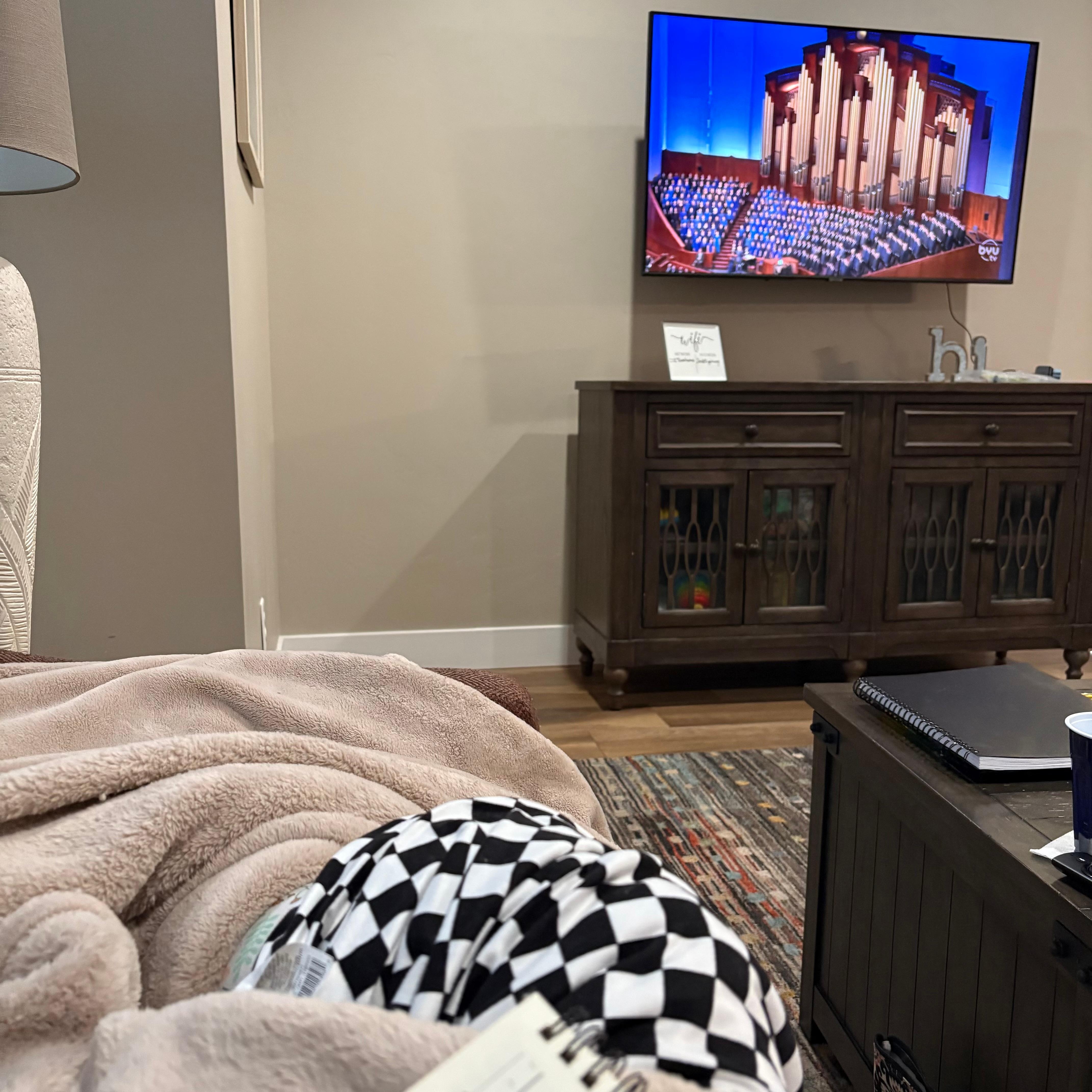 Cozy blankets and ample seating in the family room of the kitchen. Great internet connection.
