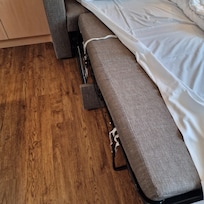 Auf diesem Bett kann man nicht schlafen. Es fühlt sich an wie auf dem Boden liegenden.