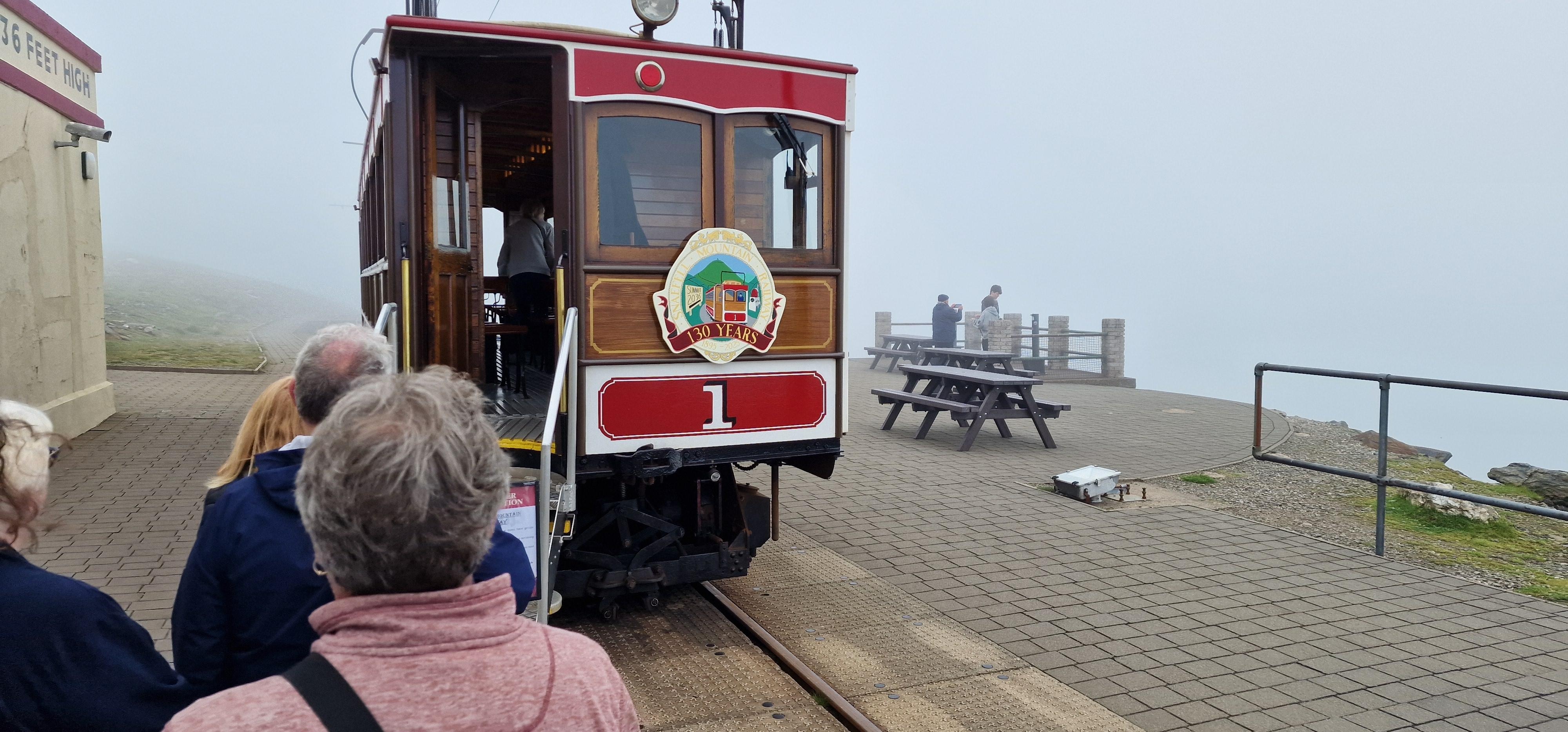 10 minutters gange til tog som tok meg til øyas høyeste punkt, et togbytte og du er på toppen om ca. 1 time