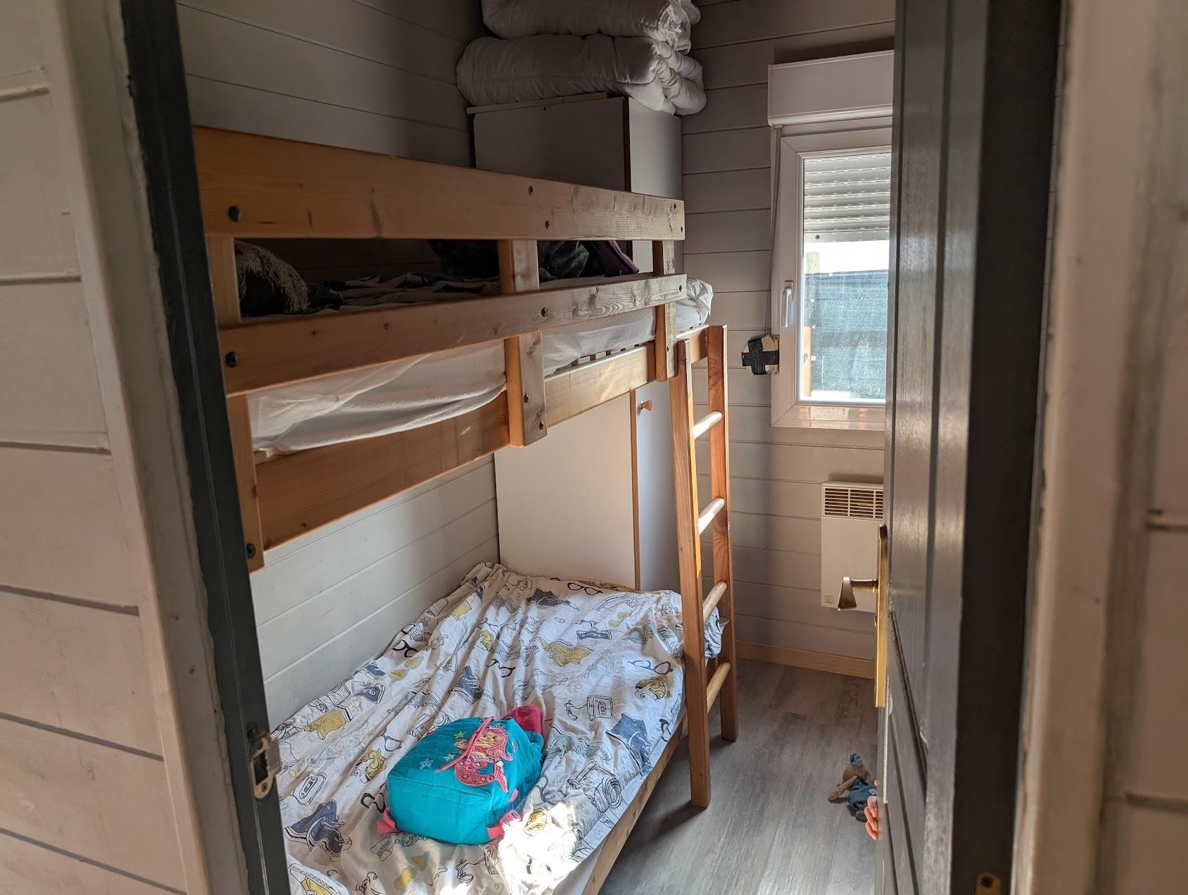 chambre enfants : 2 superposés, et 1 autre derriere la porte