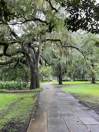 Forsyth Park within walking distance