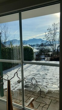 BLICK VON INNEN AUF DEN CHIEMSEE