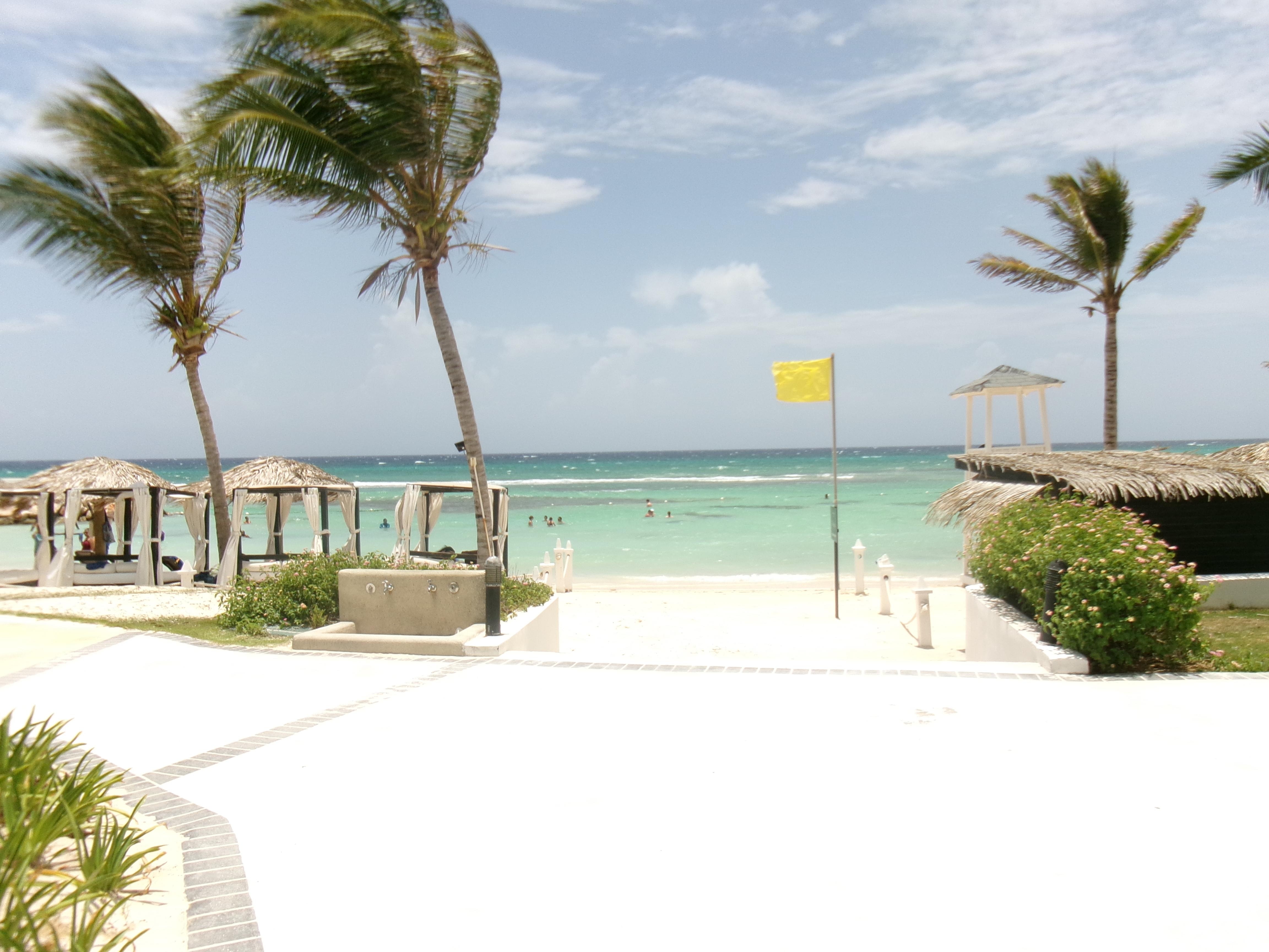 You get to enjoy drinks and food on the beach!