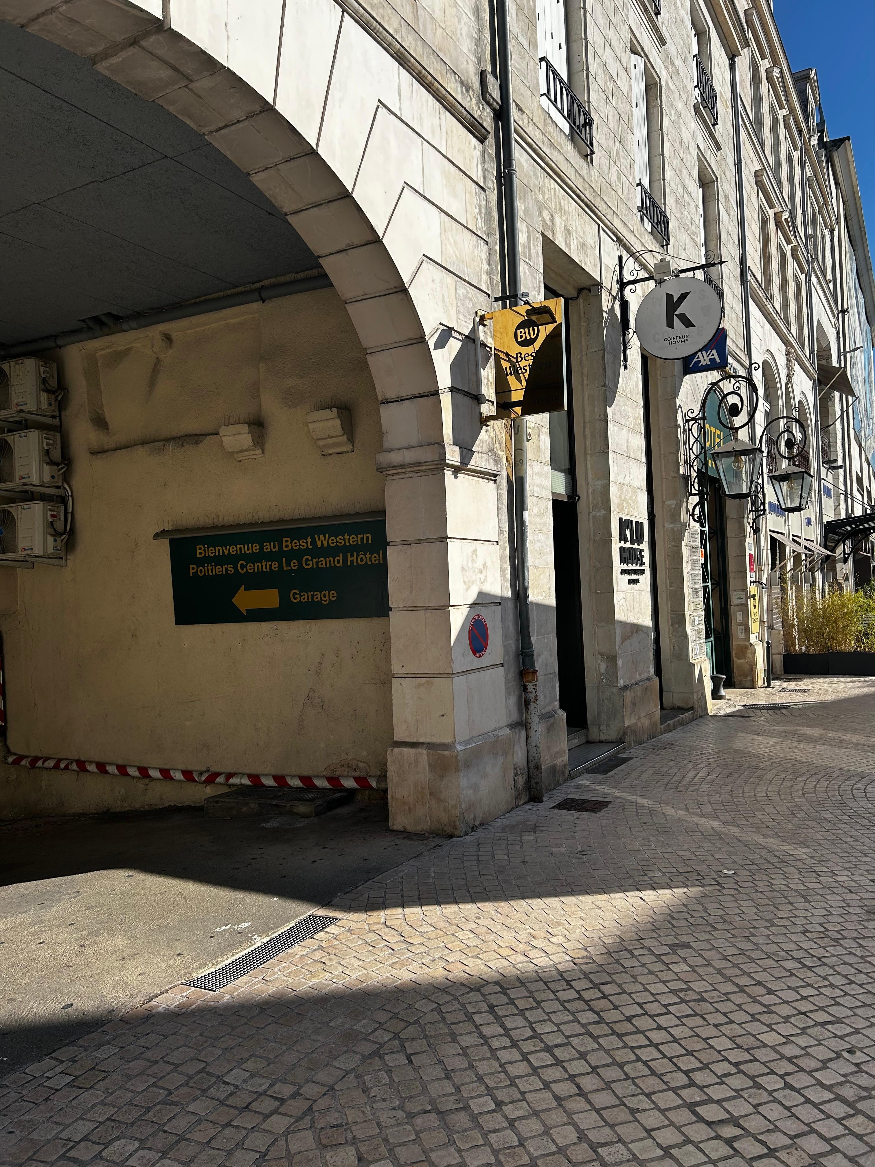 Hotellets ingång. 