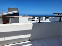 Die Farbe lösst sich überall von den Holzpaneelen und auch die ganzen Paneelen lössen sich von der Brüstung