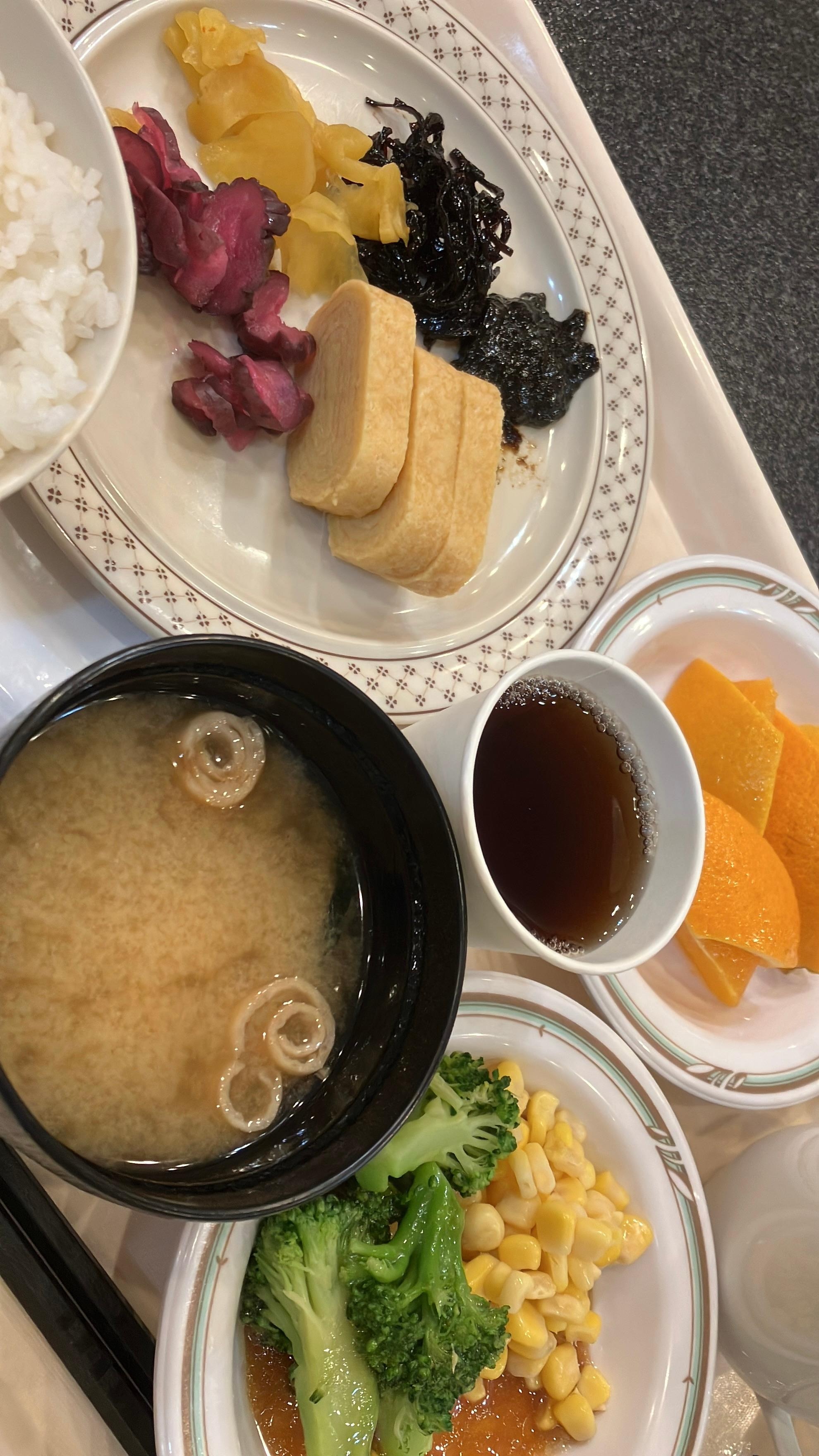 ごはんのおかずが少なくて何にしようか悩みました。卵焼き以外は、肉団子・スパゲッティ・汁のある焼きサバ?です。
納豆は苦かったです。