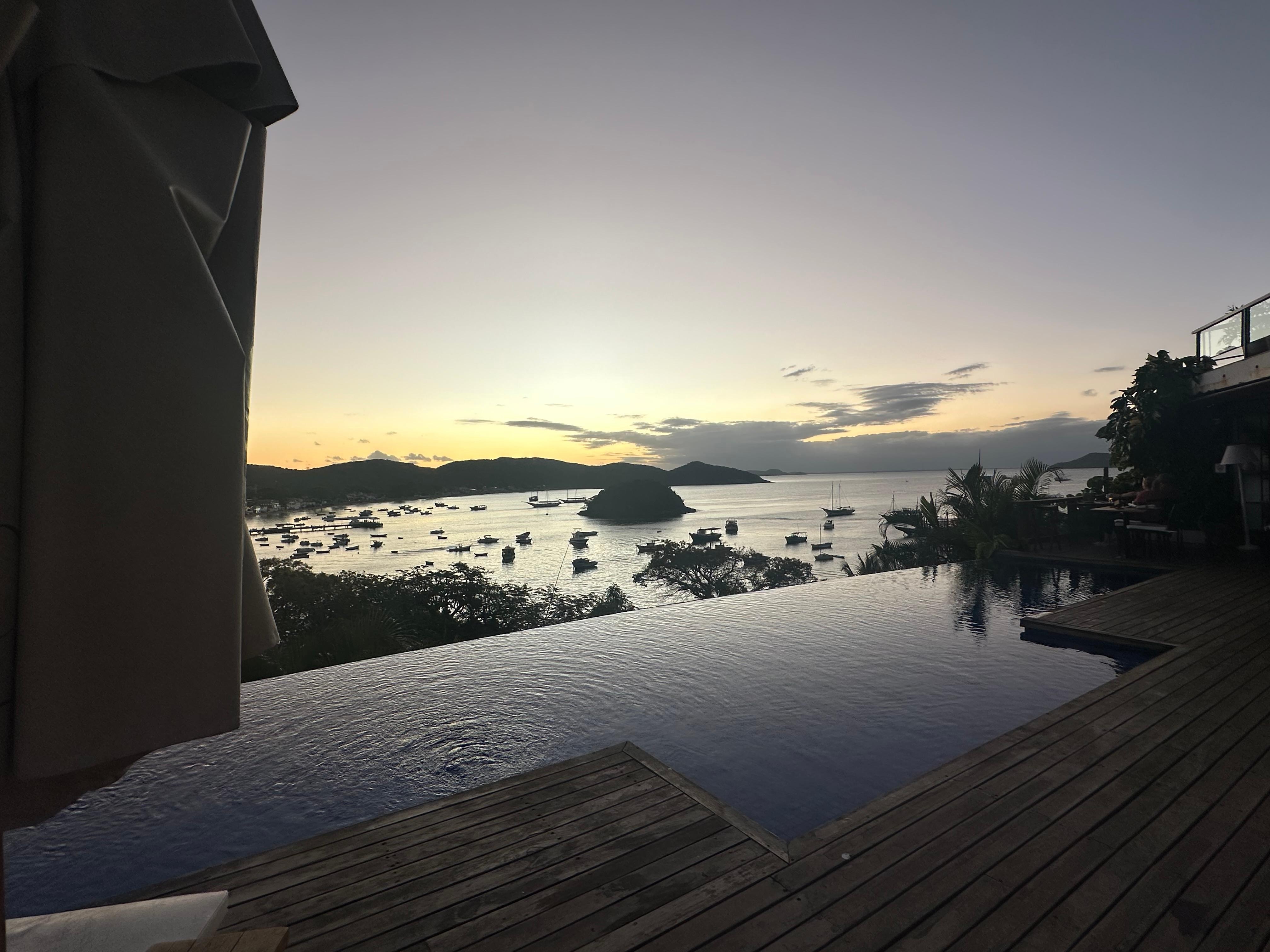 Entardecer na piscina..