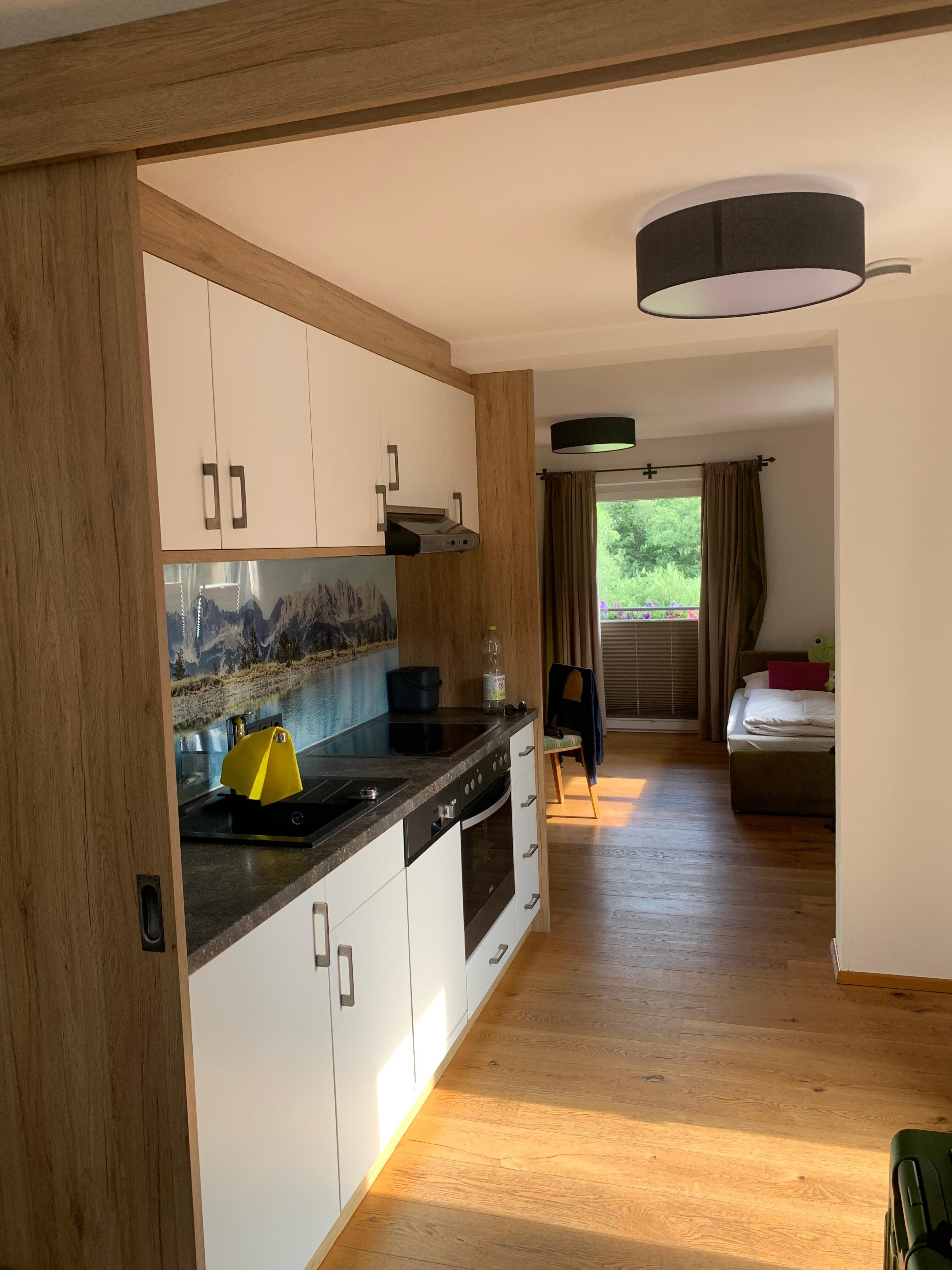 Küche und Wohnzimmer sind vom Schlafzimmer durch eine große Schiebetür abtrennbar. 