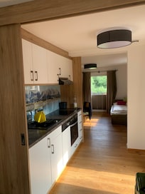 Küche und Wohnzimmer sind vom Schlafzimmer durch eine große Schiebetür abtrennbar.