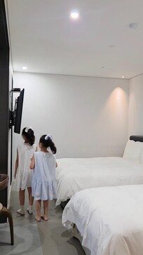 침구가 아주깨끗하고 방이넓어요