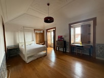 Largest room with queen bed