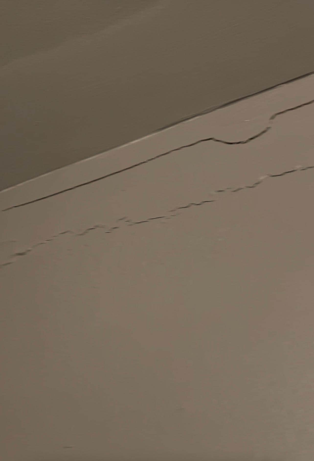 Continuation of crack in the wall