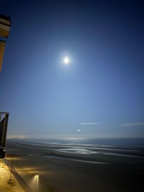 Blick auf das Meer bei Mondschein