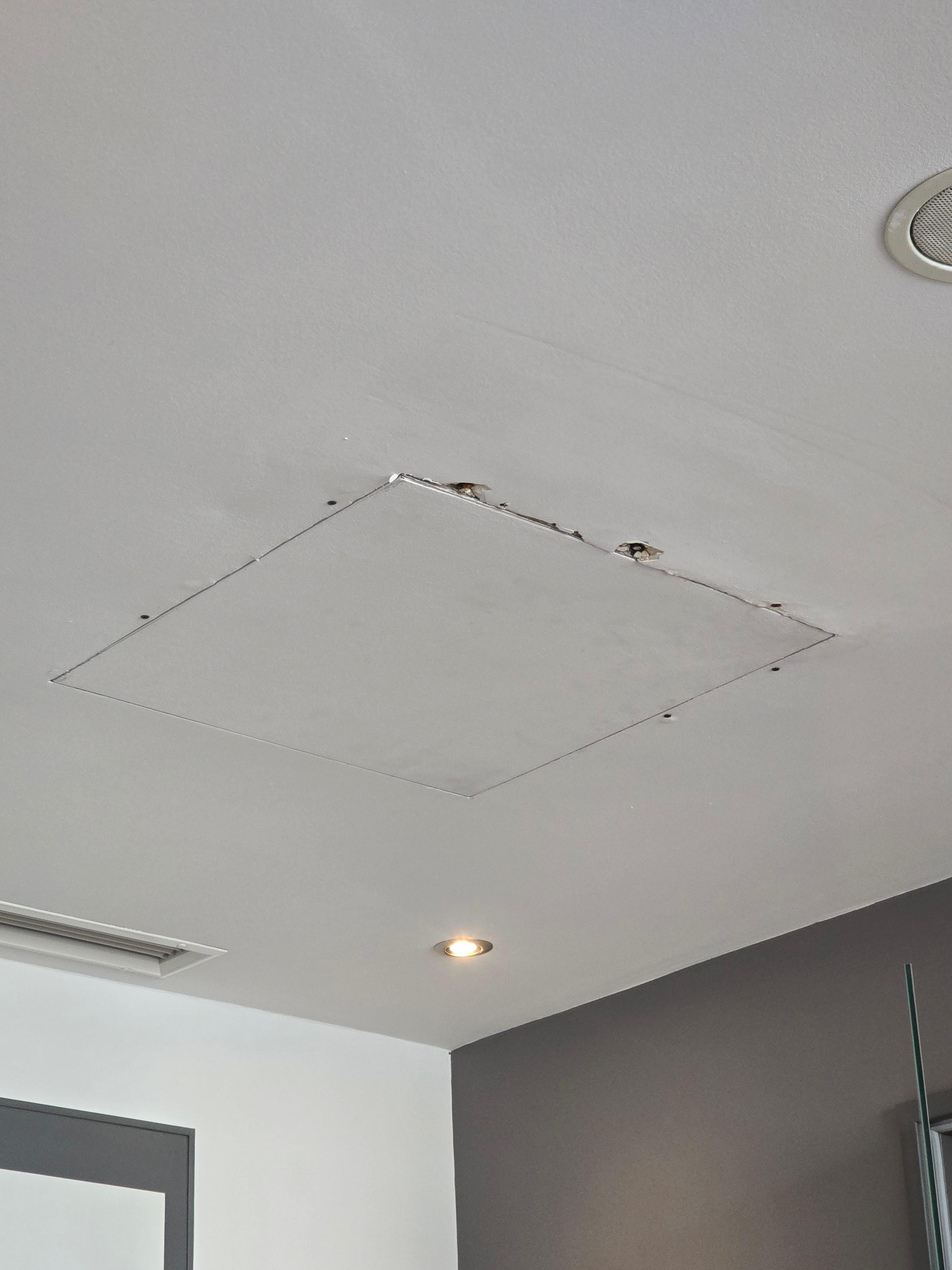 Varmen virket ikke loftet så så slidt ud .