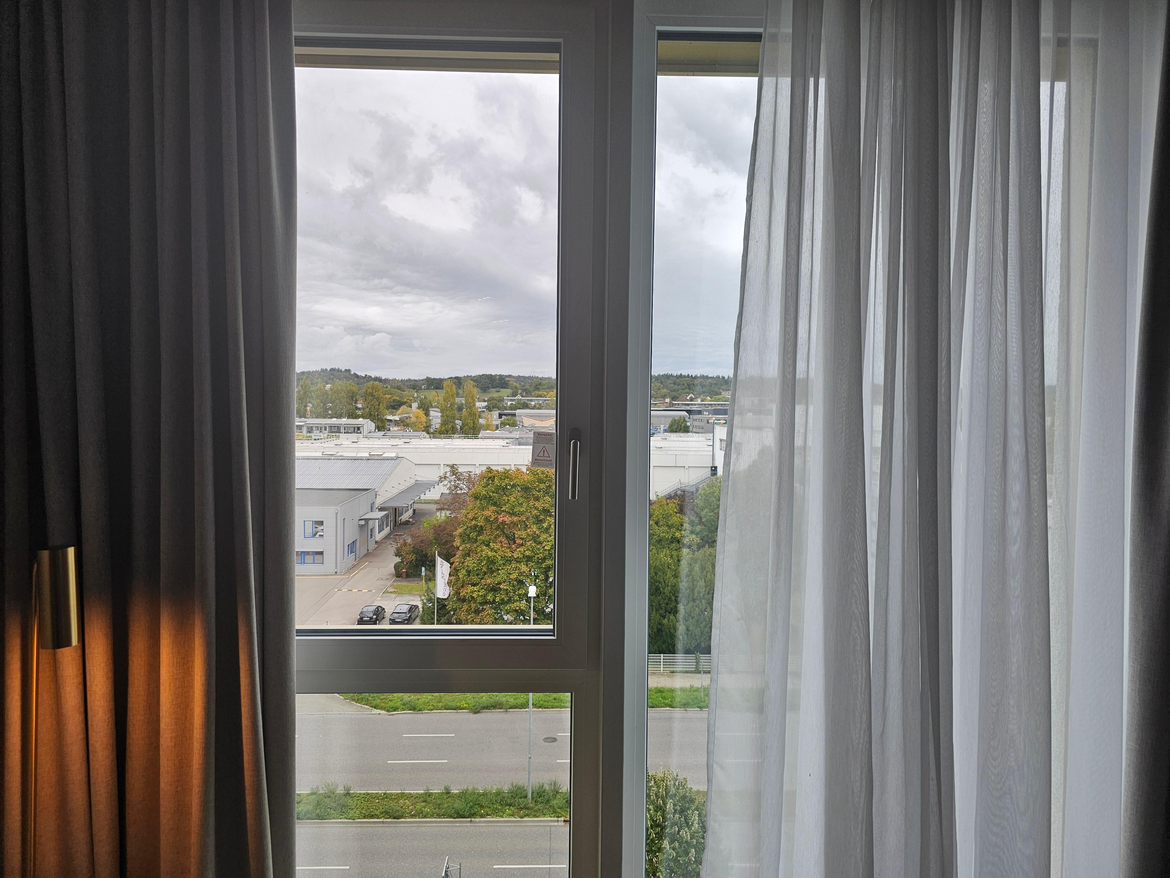 Schöne große Fenster mit gut verdunkelnden Gardinen.