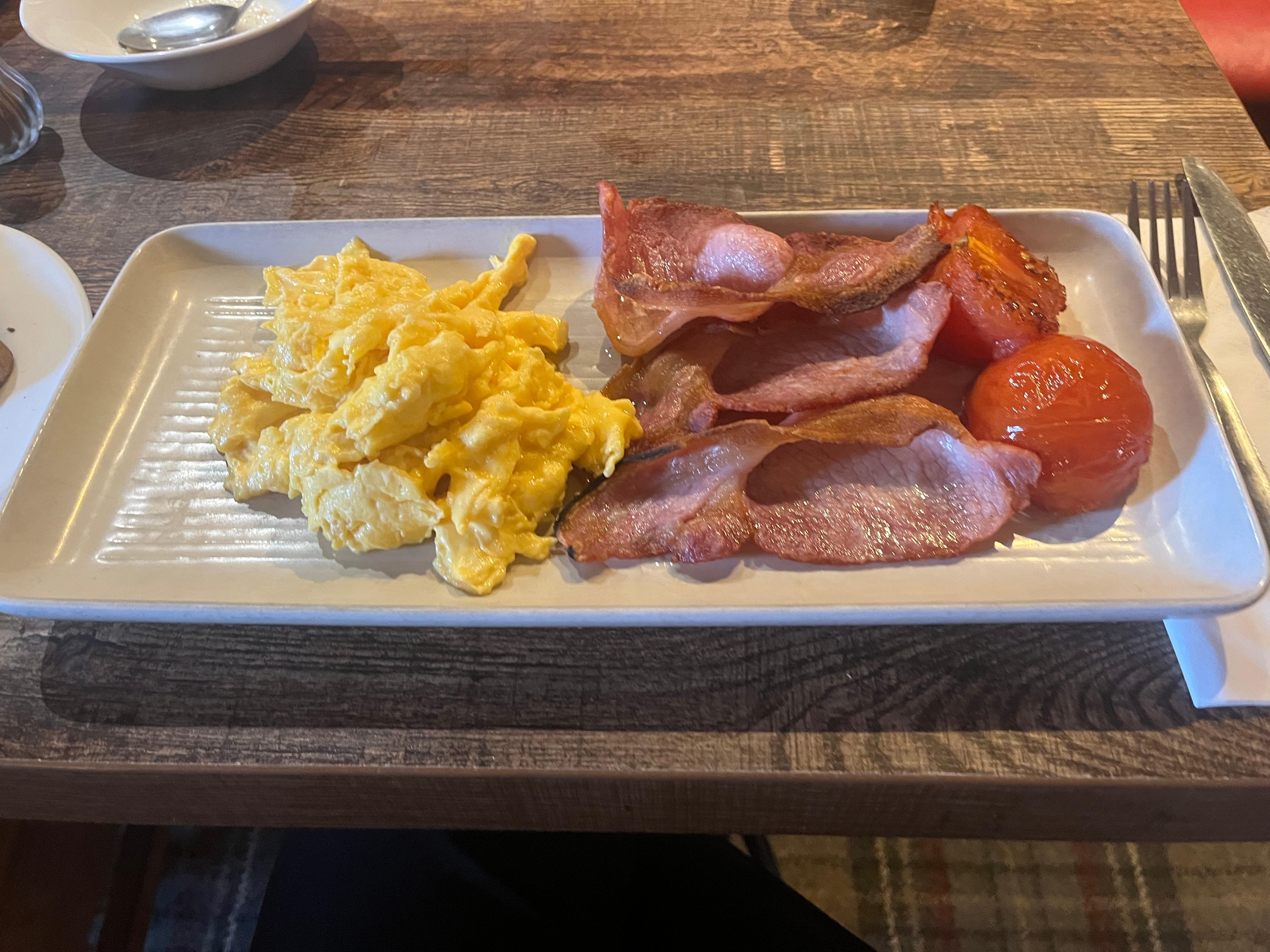 Scrambled egg and bacon with grilled tomato 😋