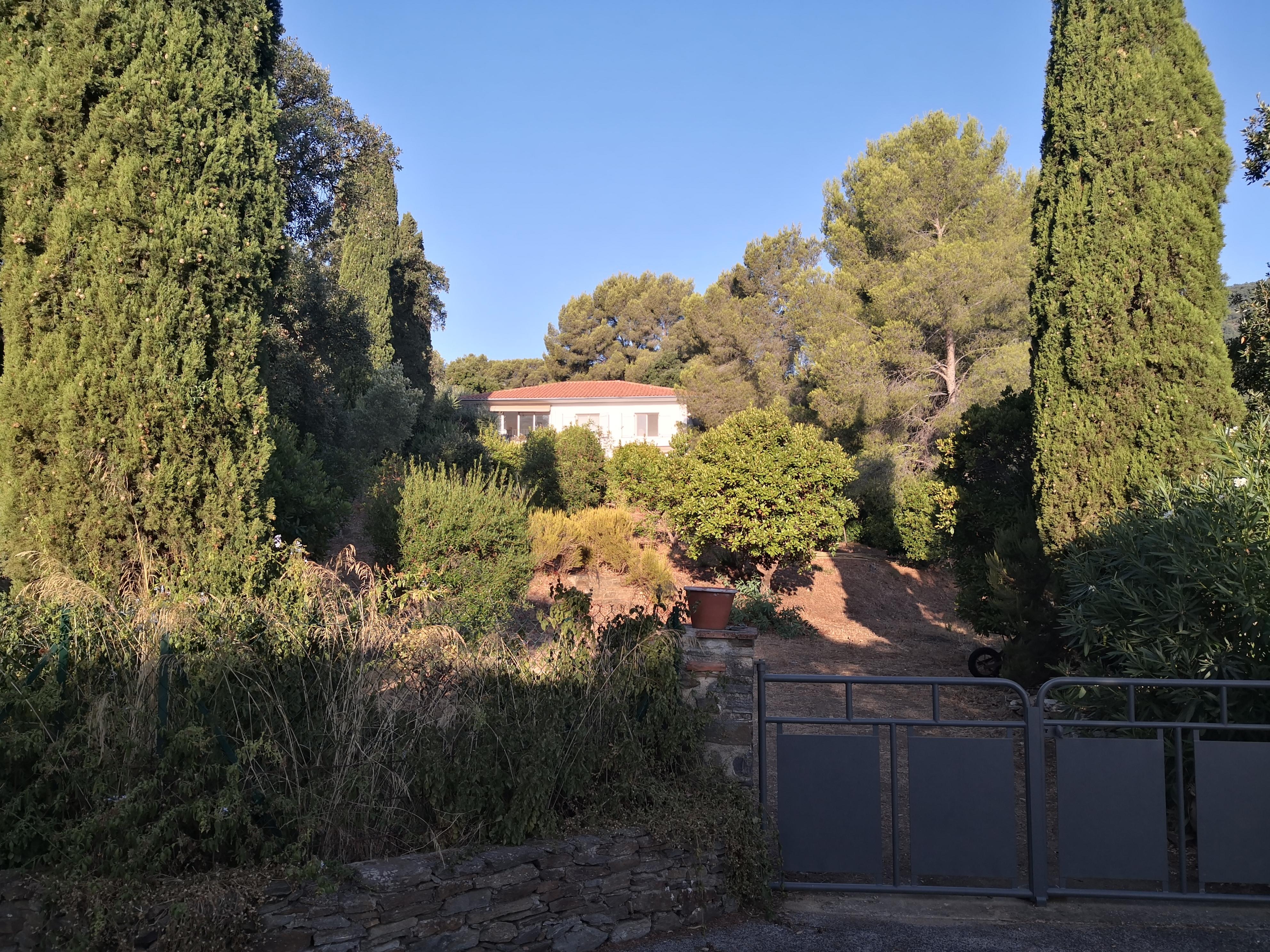 Blick von der Straße auf das Haus - Einfahrt ist jedoch weiter oben neben dem Haus.