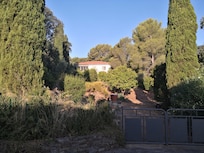 Blick von der Straße auf das Haus - Einfahrt ist jedoch weiter oben neben dem Haus.